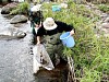 画像は、サデ網による魚類捕獲調査