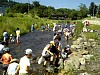 画像は、水辺教室の様子