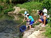 画像は、水辺教室の様子